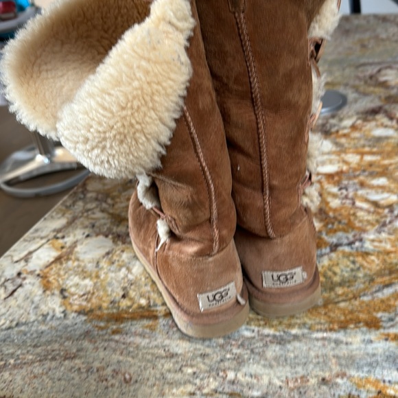 Pre owned well loved button uggs size 8 chestnut - Picture 4 of 6